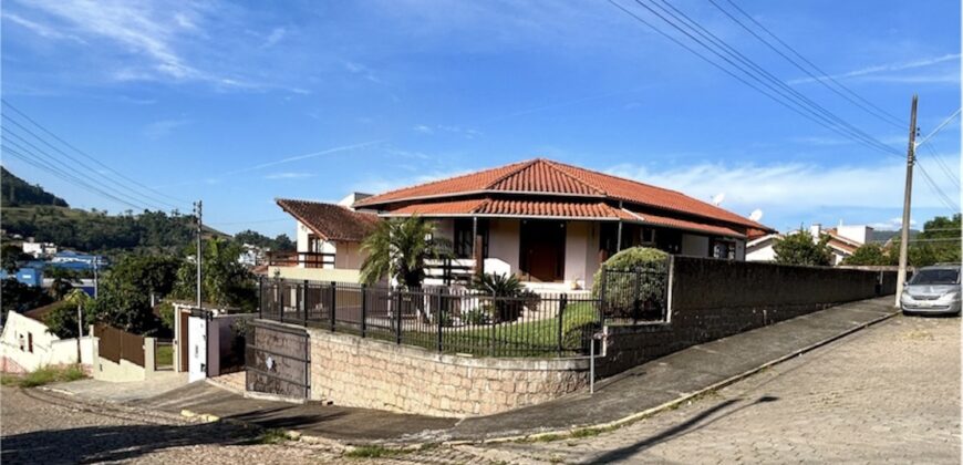 Casa 03 dormitórios