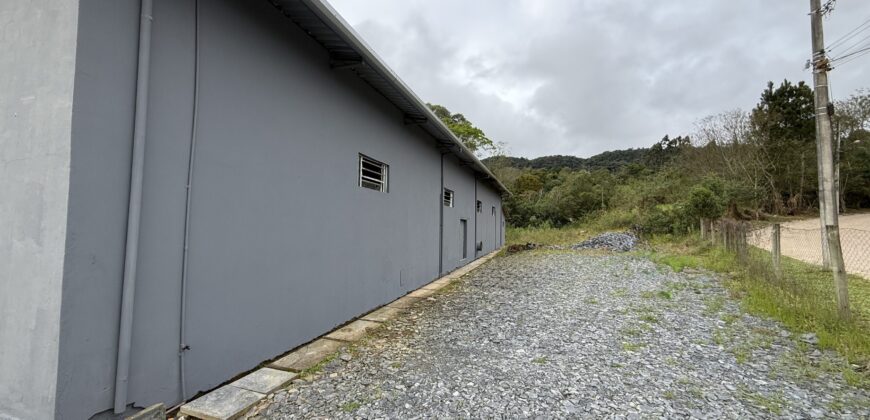 Galpão com amplo terreno Galpão com amplo terreno