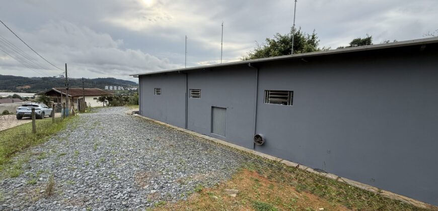 Galpão com amplo terreno Galpão com amplo terreno